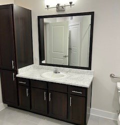 beautiful bathroom at 2100 Memorial Columbia located in Houston, TX