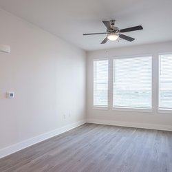 beautiful living room at 2100 Memorial Columbia located in Houston, TX